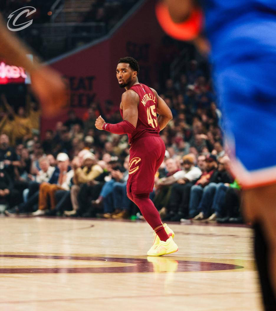 米兰真人-尼克斯强势湖人B队，米切尔统治全场的简单介绍