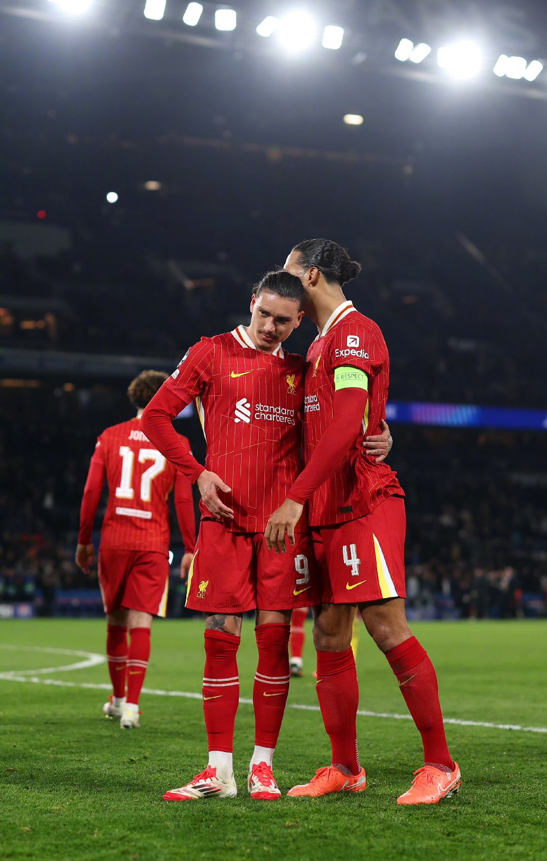 球员奋勇拼杀,誓死守护球门 球员奋勇拼杀,誓死守护球门