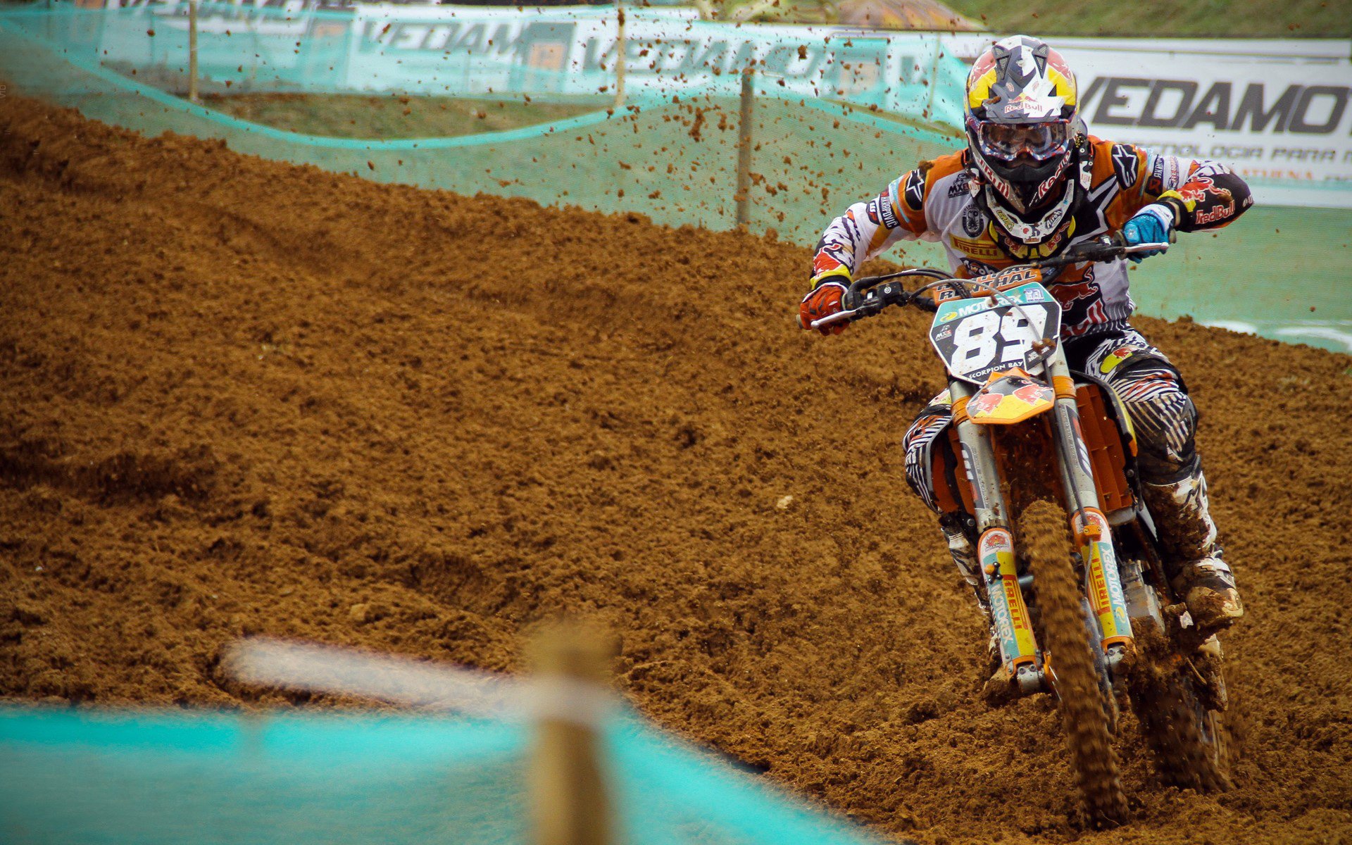 米兰百家乐-赛道上的逆袭，周冠宇点燃赛场，索伯力克迈凯伦